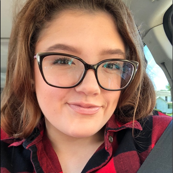 Meet your Posher, Courtney - Picture 1 of 1